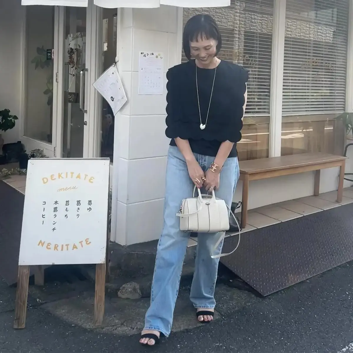 白のネックレスとバッグで爽やかさをプラス