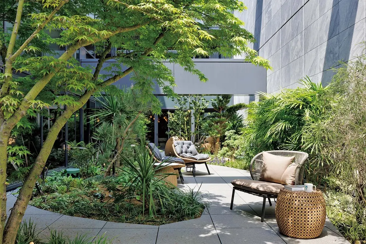 緑あふれる、 吹き抜けのガーデンテラス。ゆったりとした 時間を過ごせる