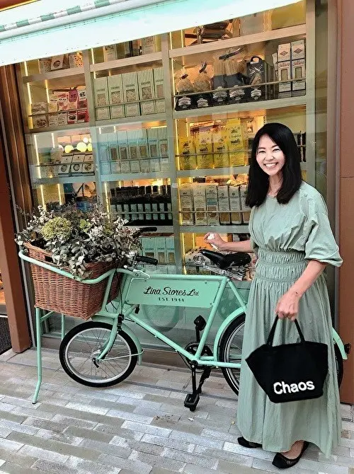 ロンドンで人気のLina Store 表の画像_1