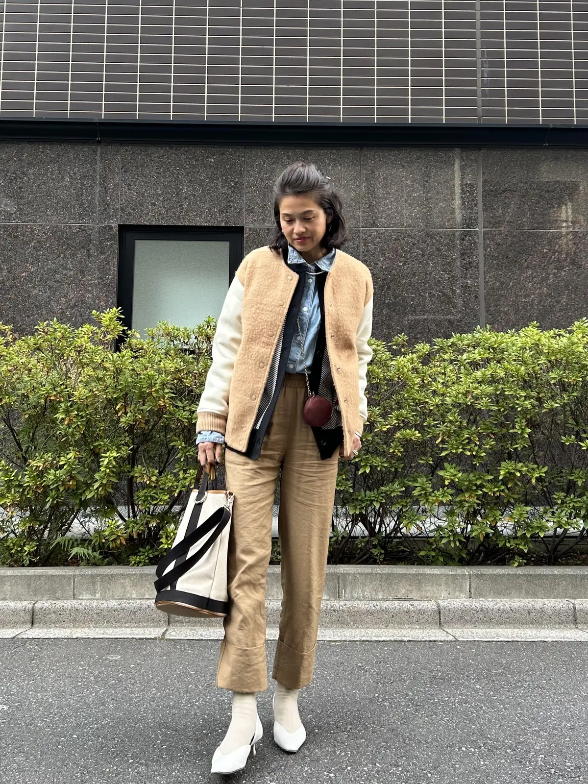 ZARAのベージュパンツでハンサムコーデの画像_6