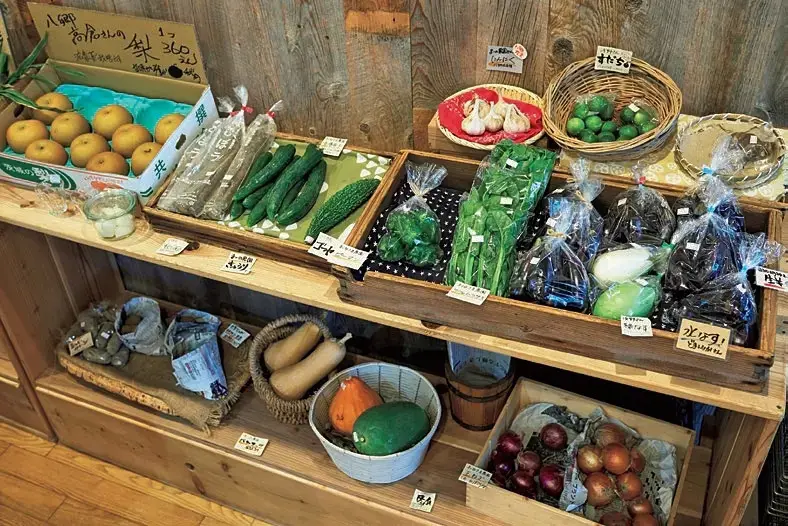 野菜や果物も販売。自社農場や守谷市の「まーの農園」に加え、山形県「おひさま農園」など