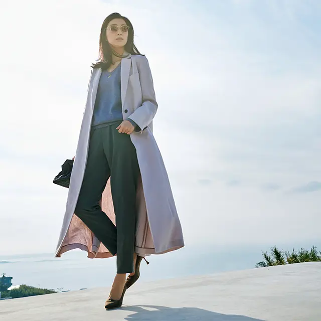 優美なテーパードパンツに 直線的なロングコートが合う
