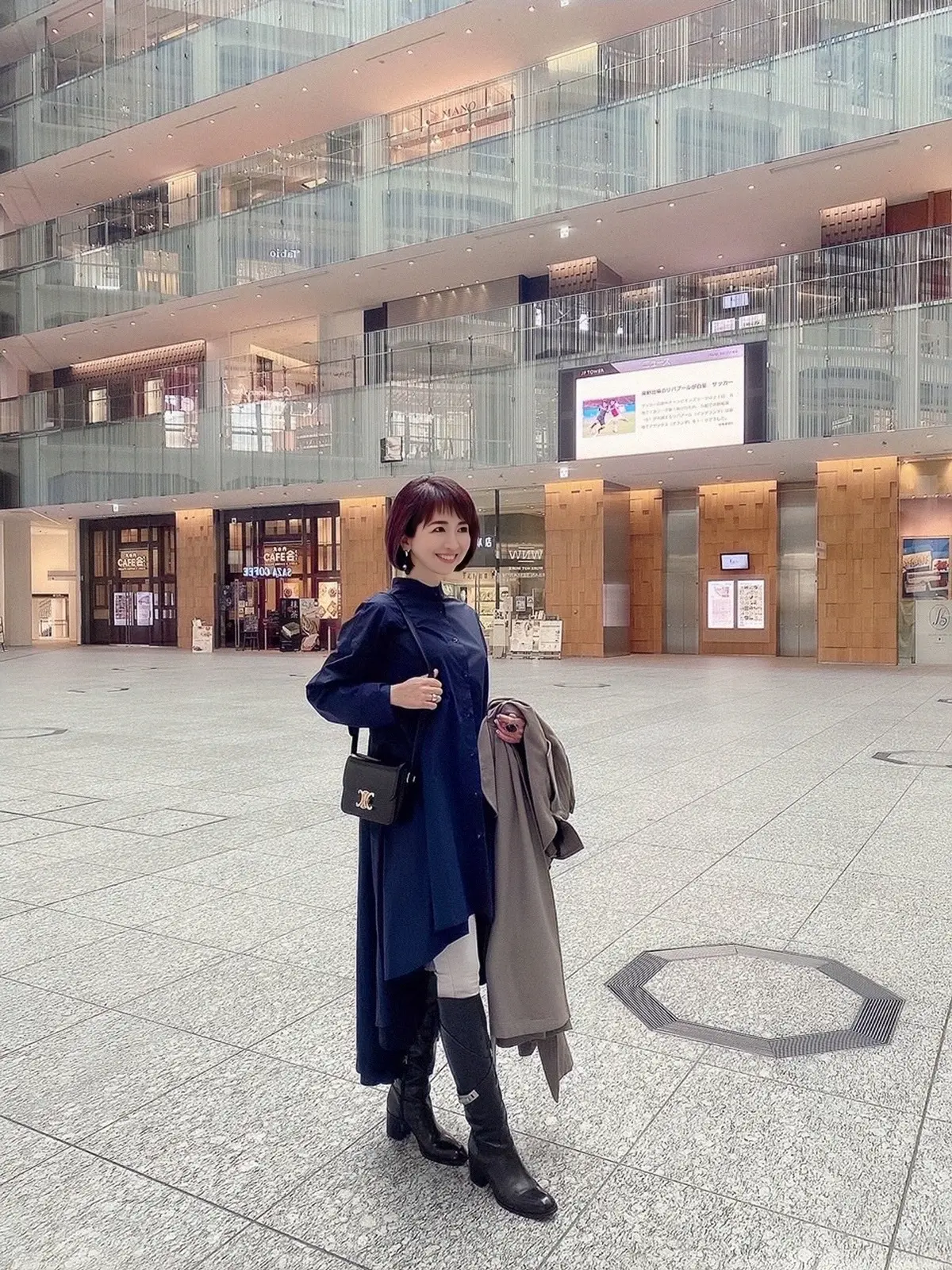 ロングブーツ&シャツで丸の内ランチの画像_3