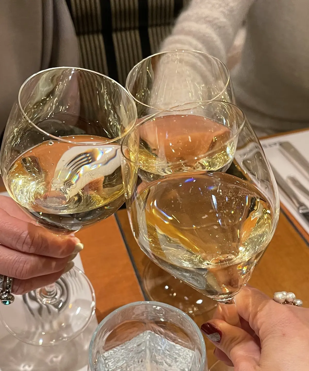 メタリックのビスチェを着て華組ホテルランの画像_3