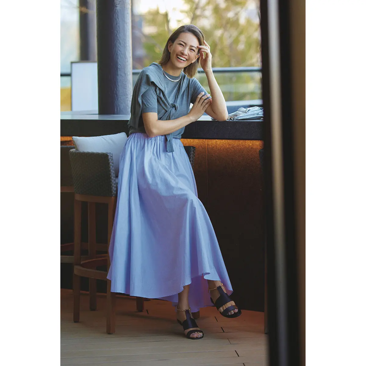 グレーの半袖ニットとライトブルースカートのコーデ　モデル・RINA