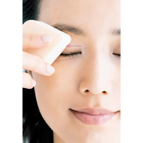 まぶたはスポンジについたものを薄く