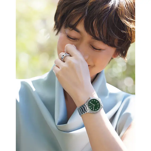 知的なグリーンの文字盤が腕元に映える「パテック フィリップ」の腕時計