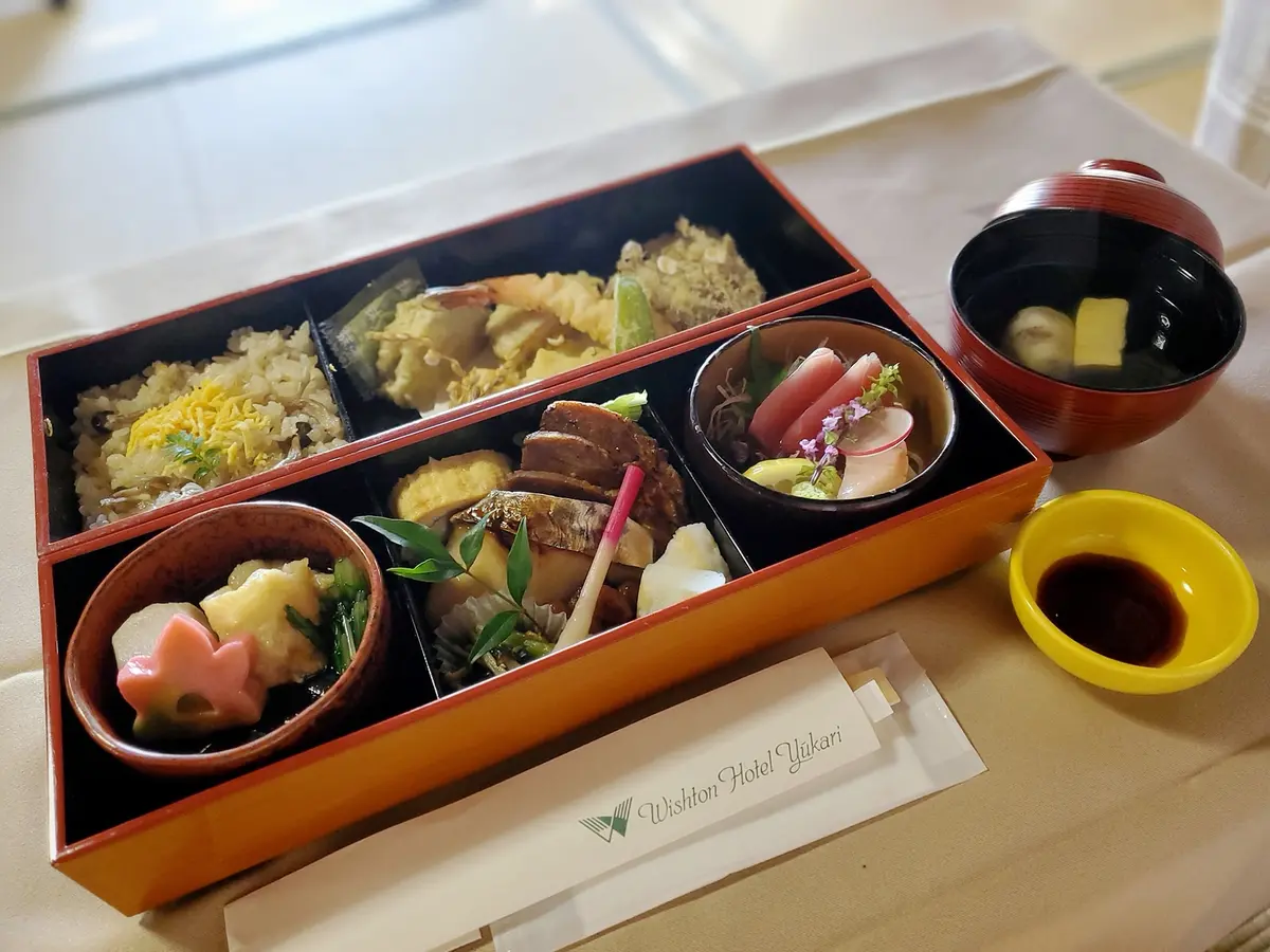 豪華な二段弁当。とても美味しく頂きました。