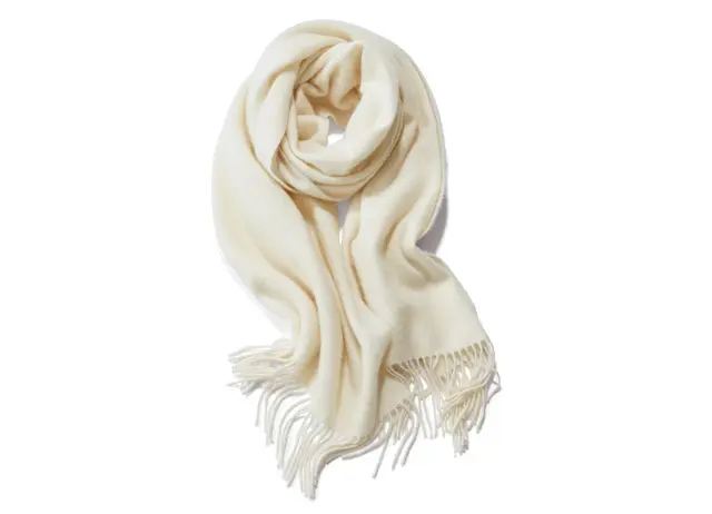 カシミヤ100%ならではのしっとりとした肌ざわりと上品な光沢がきわだつ。￥29,700／リンク・セオリー・ジャパン（セオリー）