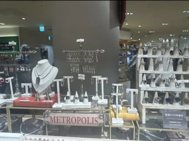 ブラックのドレスでお出かけスタイル。の画像_3