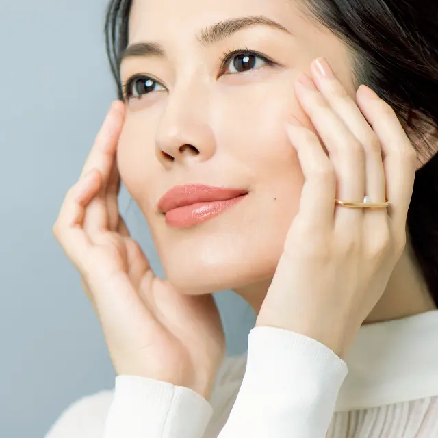 目まわりをケアするアラフィー女性