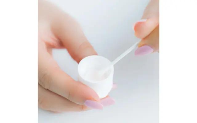 化粧水のボトルをよく振り、カラミンパウダーを均一に混ぜ、綿棒にとる