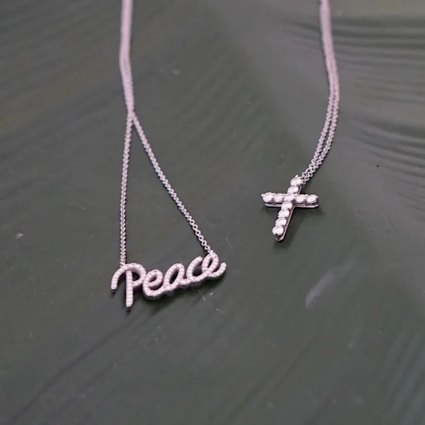 重ねてつけたい「peace」と「クロス」の画像_1