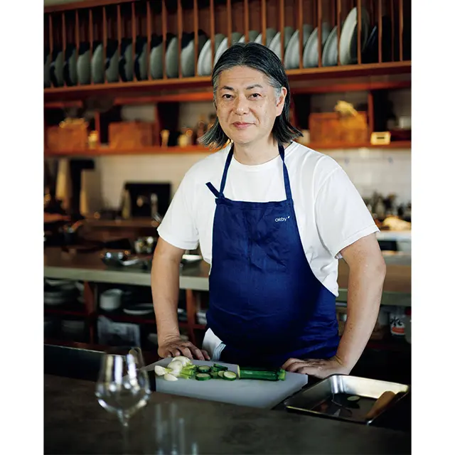 豊洲市場に通い、オープンキッチ ンで腕をふるう紺野真シェフ