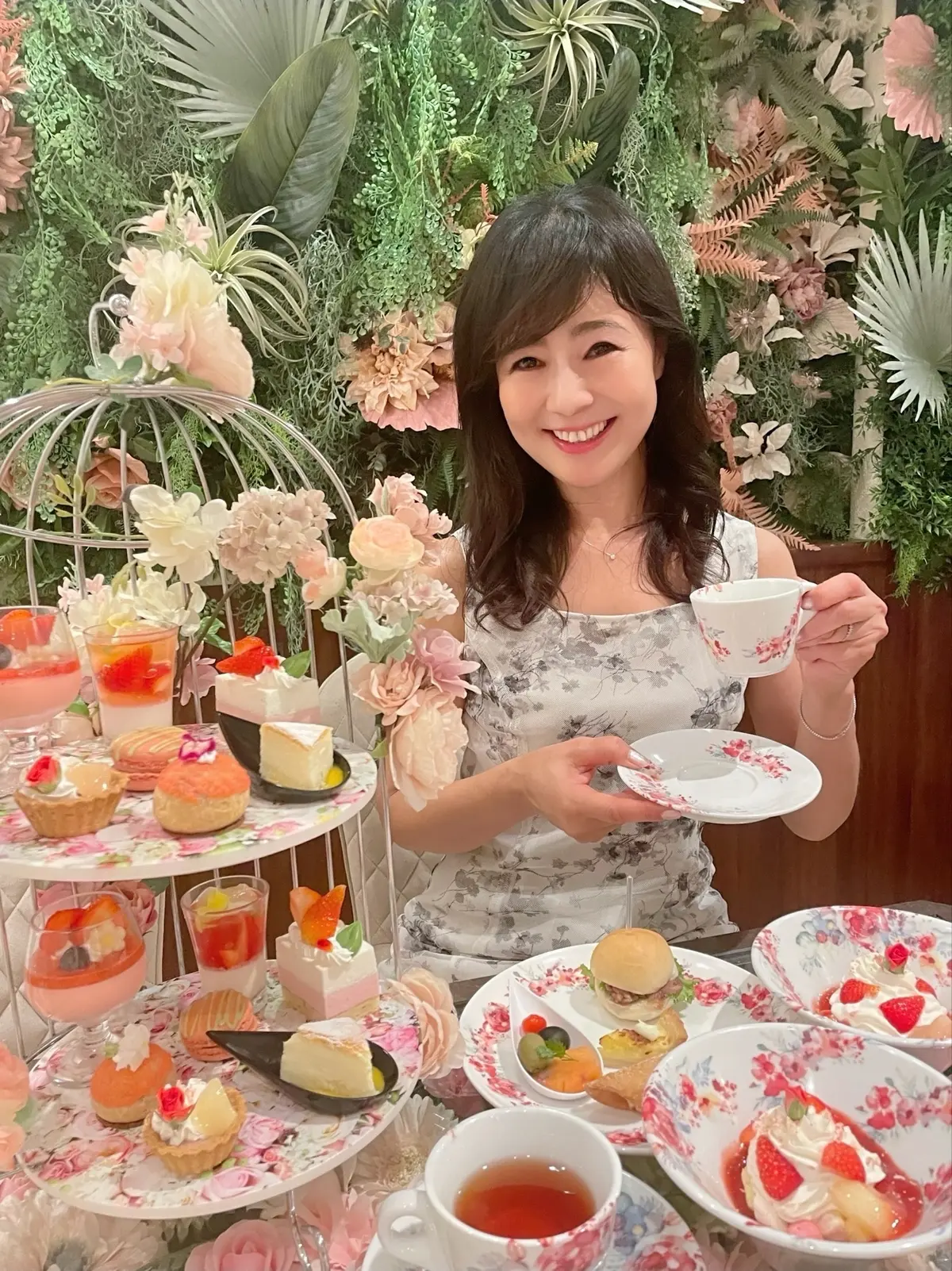 Afternoon Flower Lounge Tea Bloomy 銀座店、カンノーロ、美味しいアフタヌーンティー、美味しいランチ、美味しい女子会、可愛い女子会、映えるアフタヌーンティー、お花のアフタヌーンティー、ミシュラン星付きシェフ監修、ロブションシェフ監修、ムース、いちごムース、ヨーグルトムース、ピスタチオ、いちごマカロン、苺マカロン、ココナッツ、ココナッツプリン、パンナコッタ、苺パンナコッタ、いちごパンナコッタ、いちごゼリー、いちごジュレ、Tea Bloomy 銀座店、 アフタヌーンティー フラワーラウンジ ティーブルーミー、アフタヌーンティー、お花のアフタヌーンティー、アジアンフラワー、アジアンフラワーアフタヌーンティー、 、アジアン、アジアンテイスト、アジアンインテリア、お花のテーブル、コーヒー、カフェラテ、可愛いカップ、お花のカップ、可愛いカップ&ソーサー、コーヒーカップセット、飲み放題、フリードリンク、ドリンクブュッフェ、花柄カップセット、お花のカップセット、お花のカップ、花柄カップ、花柄カップ&ソーサー、選べるカップ、紅茶、アールグレイ、ハーブティー、アールグレイティー、お茶漬け、サーモン、サーモンのお茶漬け、鮭茶漬け、ハンバーガー、ローストビーフ、ローストビーフバーガー、サーモン、オリーブ、スイーツ、乾杯酒、スパークリング、デトックスウォーター、女子会、ワンピース、花柄ワンピース、モノトーンワンピース、モノトーン花柄ワンピース、ピンクワンピース、カンノーロ、ケーキ、シュークリーム、マカロン、タルト、チーズケーキ、いちご、マンゴー、イチゴ、苺、桃、