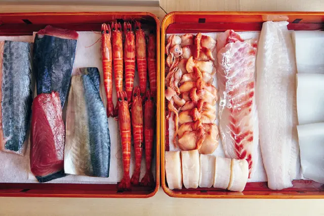 飛騨春慶の膳に並ぶ鮨ネタ