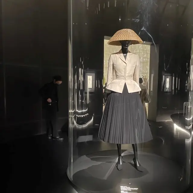 「クリスチャン・ディオール、夢のクチュリエ」展の展示「ニュールック」