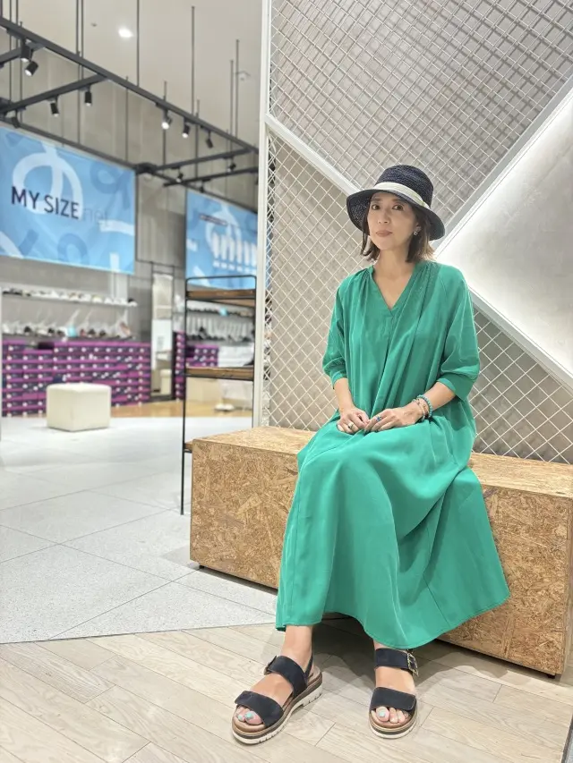 初夏に華やぐカラーワンピースの画像_2