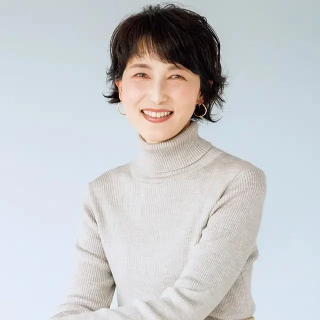 【50代髪型・ヘアスタイル】くせ毛を活かしたパーマで魅力度アップの“こなれショート”