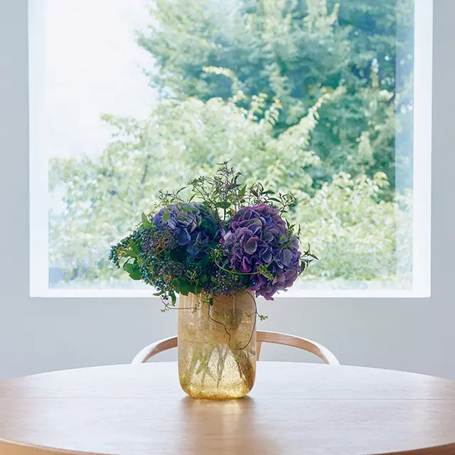 秋にアジサイ。この時季にしか 味わえない深い色調に惹かれて