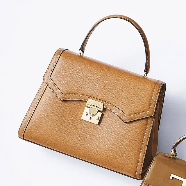 バッグ（ストラップつき、21.5×29×10.5）￥365,200／ストラスブルゴ カスタマーセンター（マーク クロス）