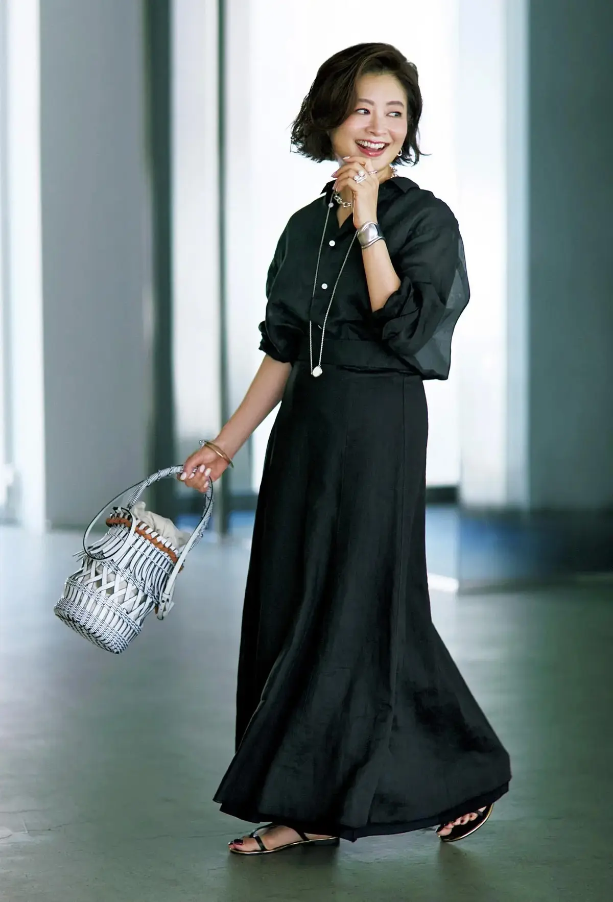 夏の黒コーデには清涼感のあるシルバーを！ 三尋木奈保さんの夏のラグジュアリースタイル