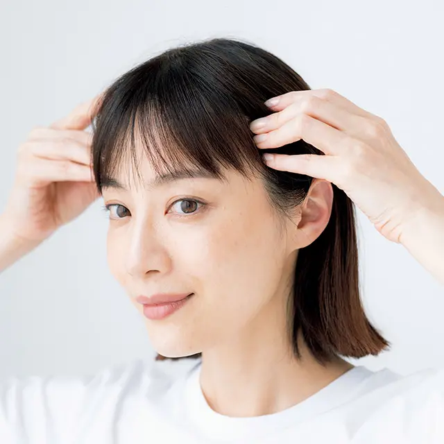 まずは側頭部をほぐす