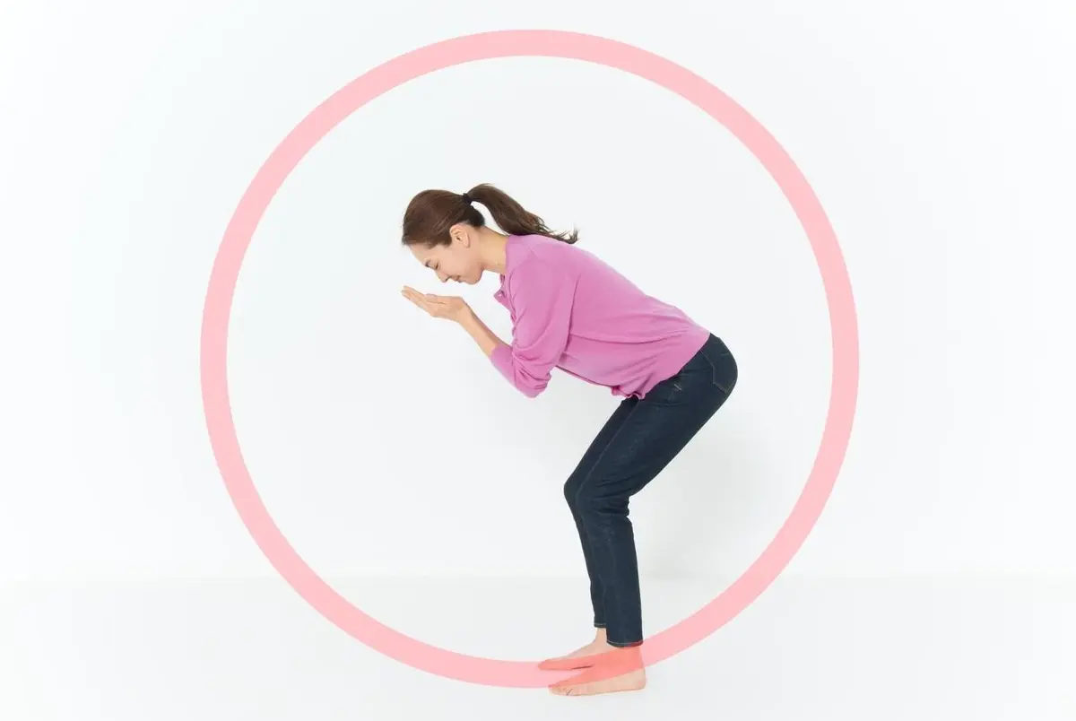 OurAge×Webエクラ　背すじと腰を真っすぐにして、両足を開き、少しお尻を突き出すようにすると、膝が自然と曲がって、股関節から体を曲げられます。