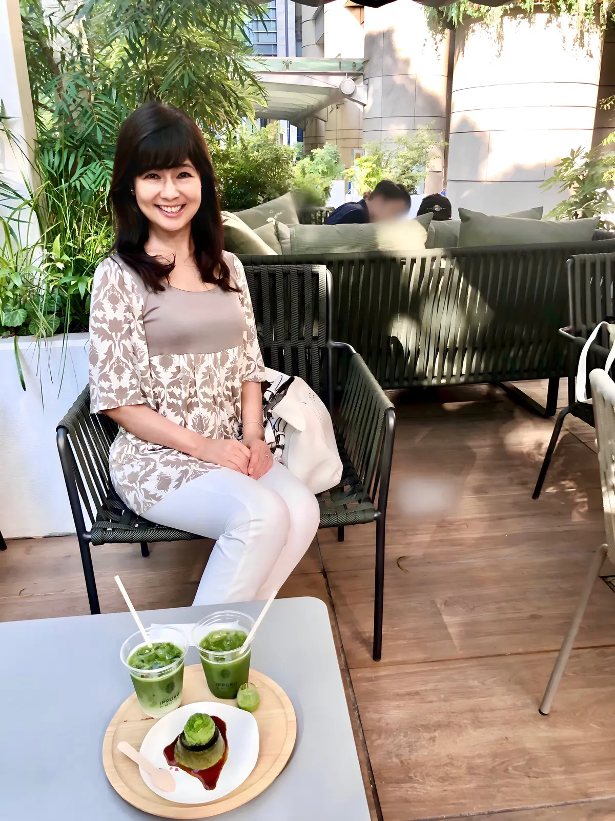 ミルクティー色。ピンクベージュ。グレージュ。白。ベージュと白の柄トップス。「iCB（アイシービー）」トップス。半袖。「UNIQLO（ユニクロ）」白パンツ。ブロンズパンプス。５cmヒール。水晶。パール。花モチーフ。花イヤリング。パンツコーデ。夏コーデ。夏服。日本橋。IPPUKU ＆ MATCHA（一服＆抹茶）。抹茶ラテ。抹茶アメリカーノ。抹茶抹茶抹茶プリン。抹茶プリン。抹茶アイス。抹茶クリーム。オープンテラス。テラス席。日本橋三井タワー 。三越前駅。