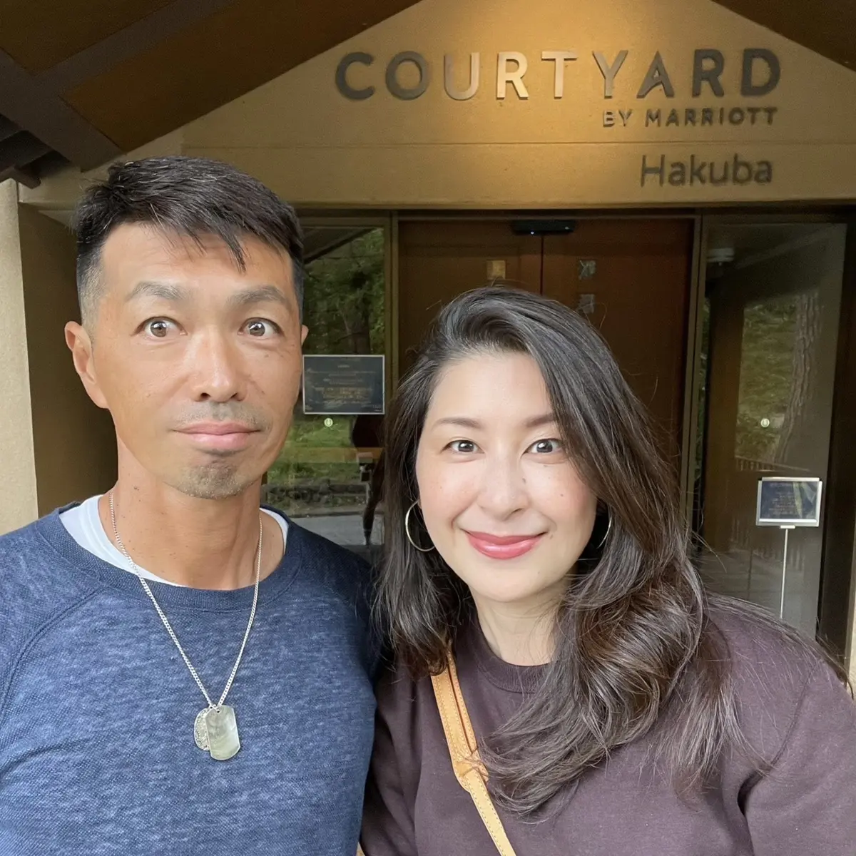 コートヤードバイマリオット白馬のエントランス、主人との記念写真