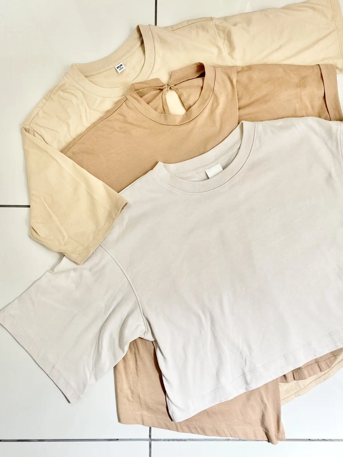3種類のベージュTシャツ