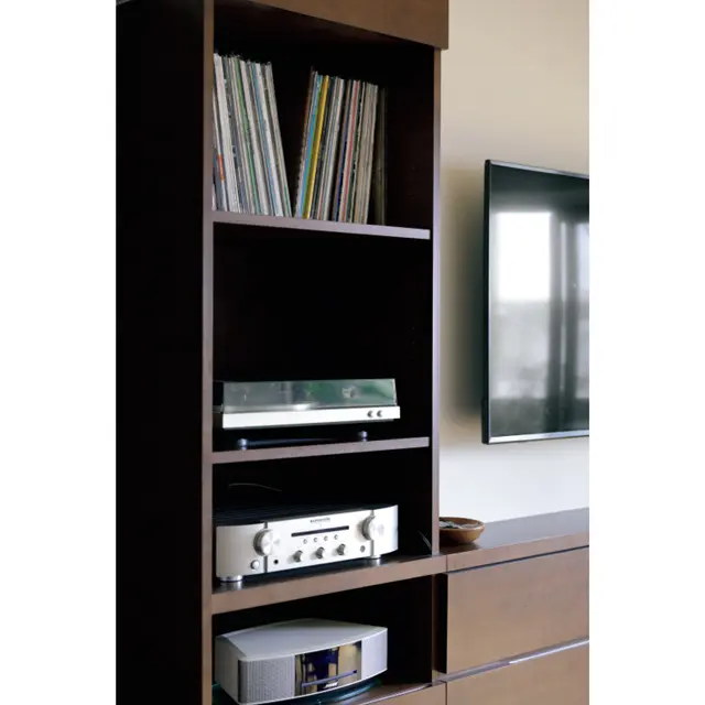 ダイニングにはレコードやプレーヤーを置く棚も