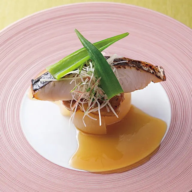 べっ甲あんがかかる鰆の西京漬けとフォアグラのソテー