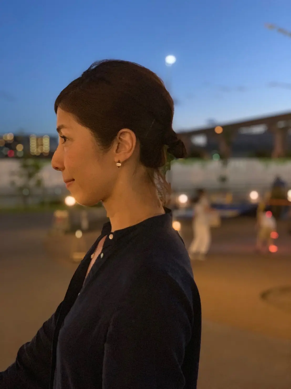 藍色の夕空と、藍色のワンピースの画像_3