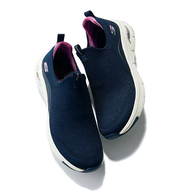 スニーカー「ArchFitーKeep It Up」（149415）￥10,450／スケッチャーズ ジャパン（スケッチャーズ）　