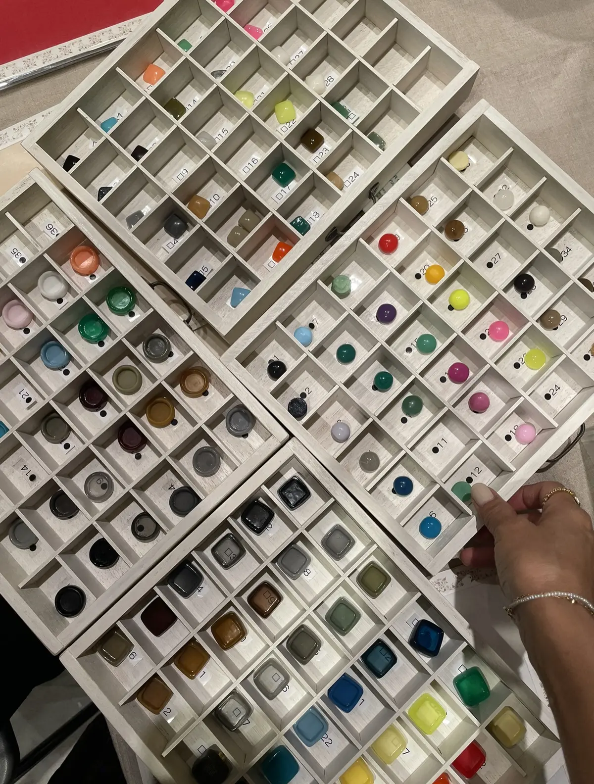 ハート柄ニットでタイ料理とアクセサリーのの画像_4