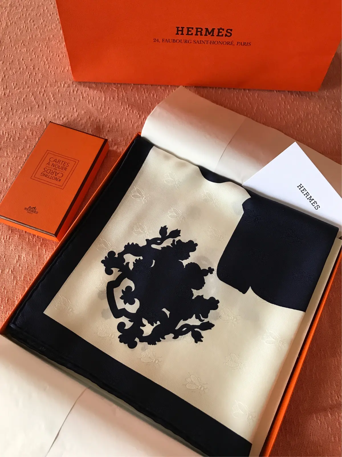 エルメススカーフをアクセサリー代わりに♪の画像_1