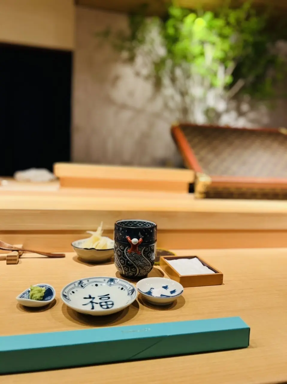 カウンター越しに