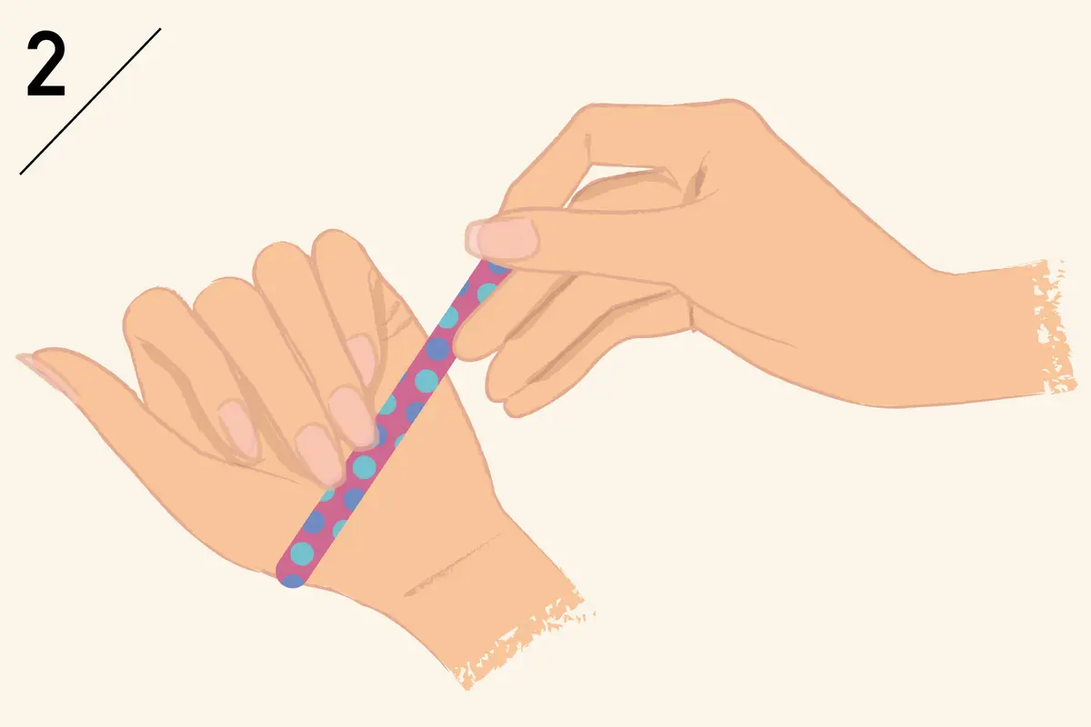 OurAge×Webエクラ　爪切りは使わず、ネイルファイル（爪ヤスリ）で整えます。往復させるのではなく、一方向に動かして削ると負担も軽減！