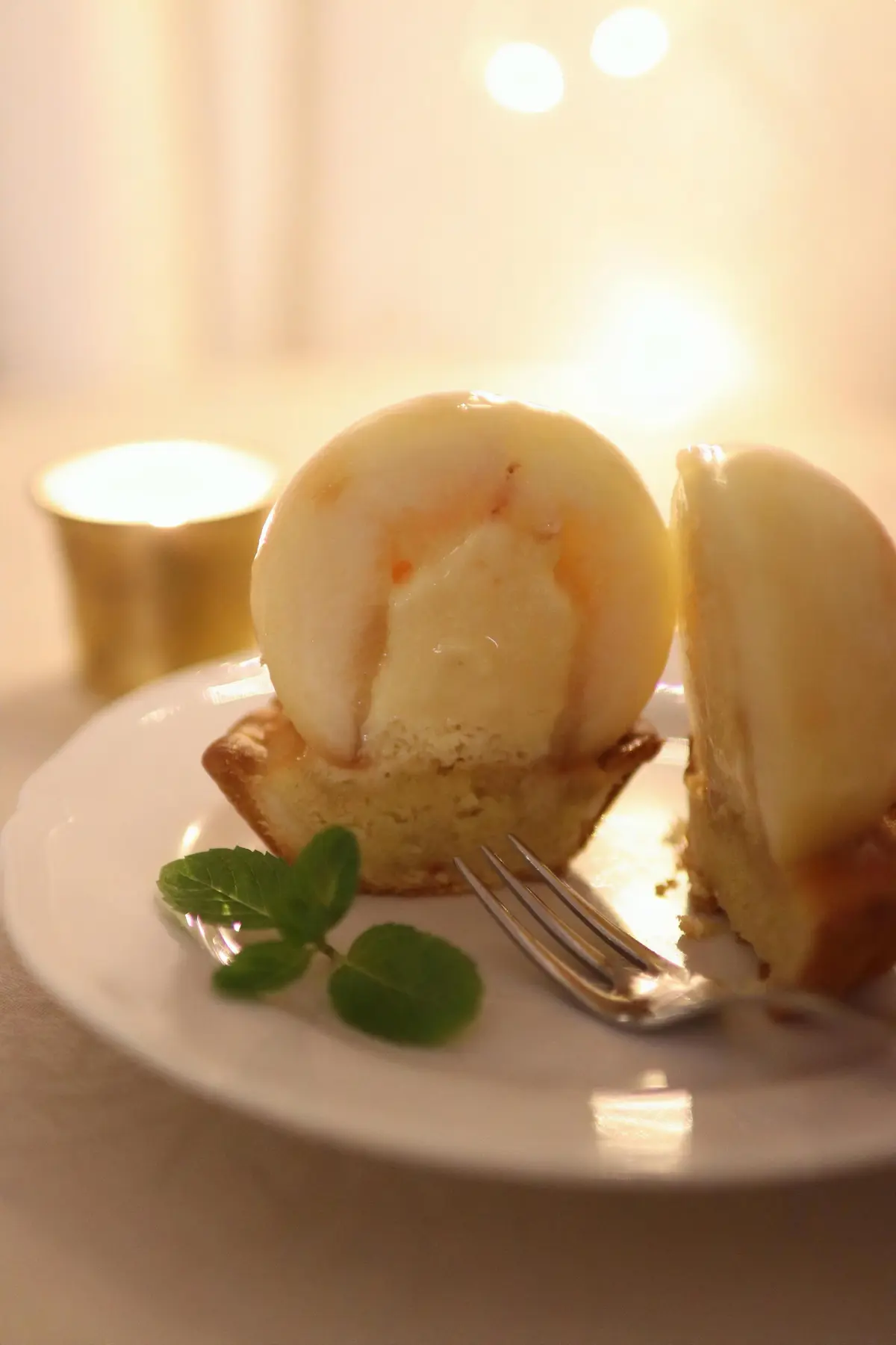 桃タルトを半分に割りました。種を取った部分にカスタードクリームが入っています。