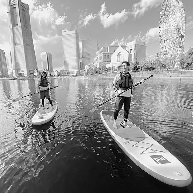 ボードの上に立って川や海を行く、水上スポーツ