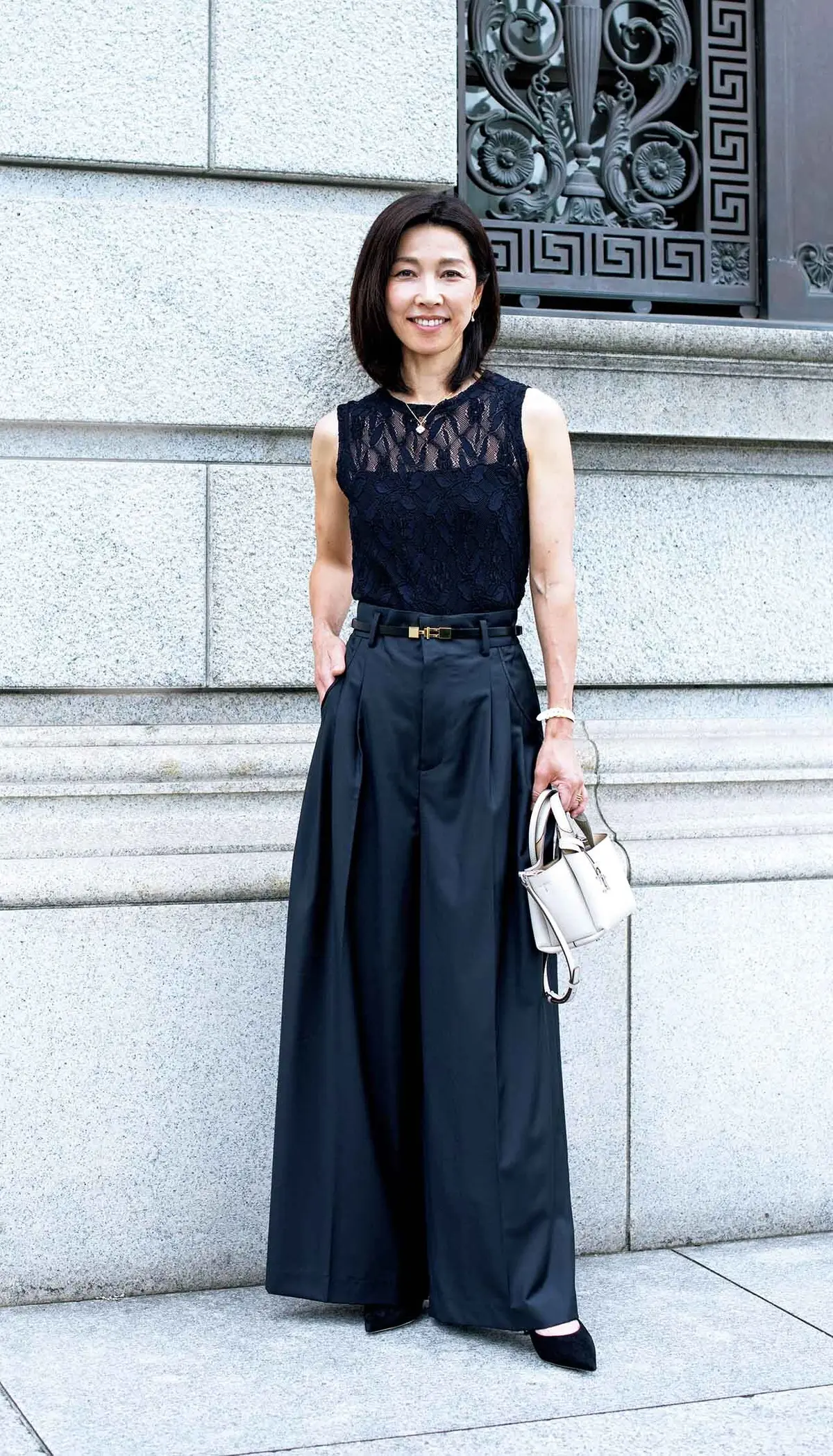 レースの透け感と黒で着映える 涼しげワンツーコーデ