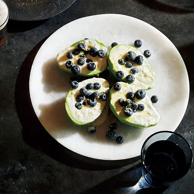 アボカドとブルーベリーのヨーグルトサラダ