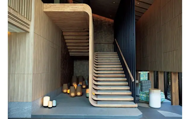 ランタンのオブジェが印象的な、スパ棟のエントランス。