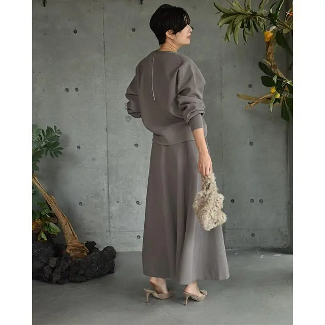 着心地のいいニット素材で楽しむ、エレガントなセットアップ