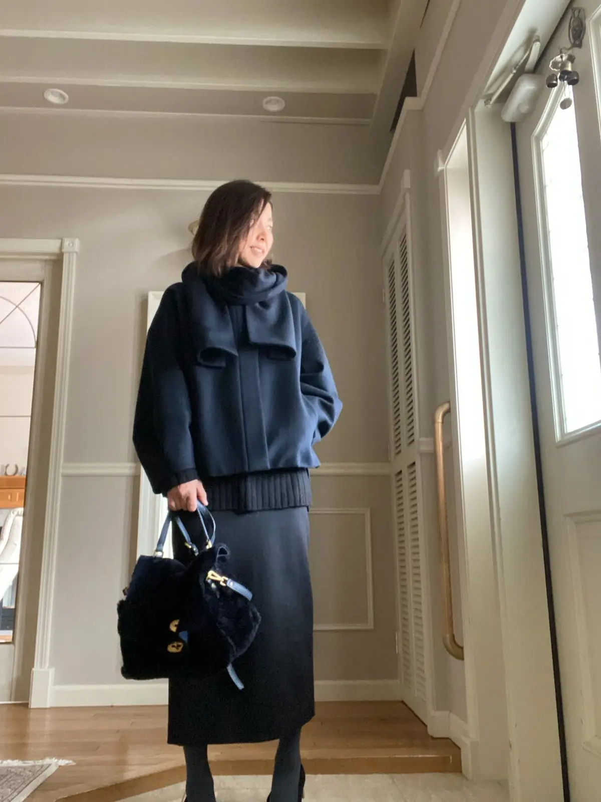 黒ロングタイトスカートとショートコートの画像_4