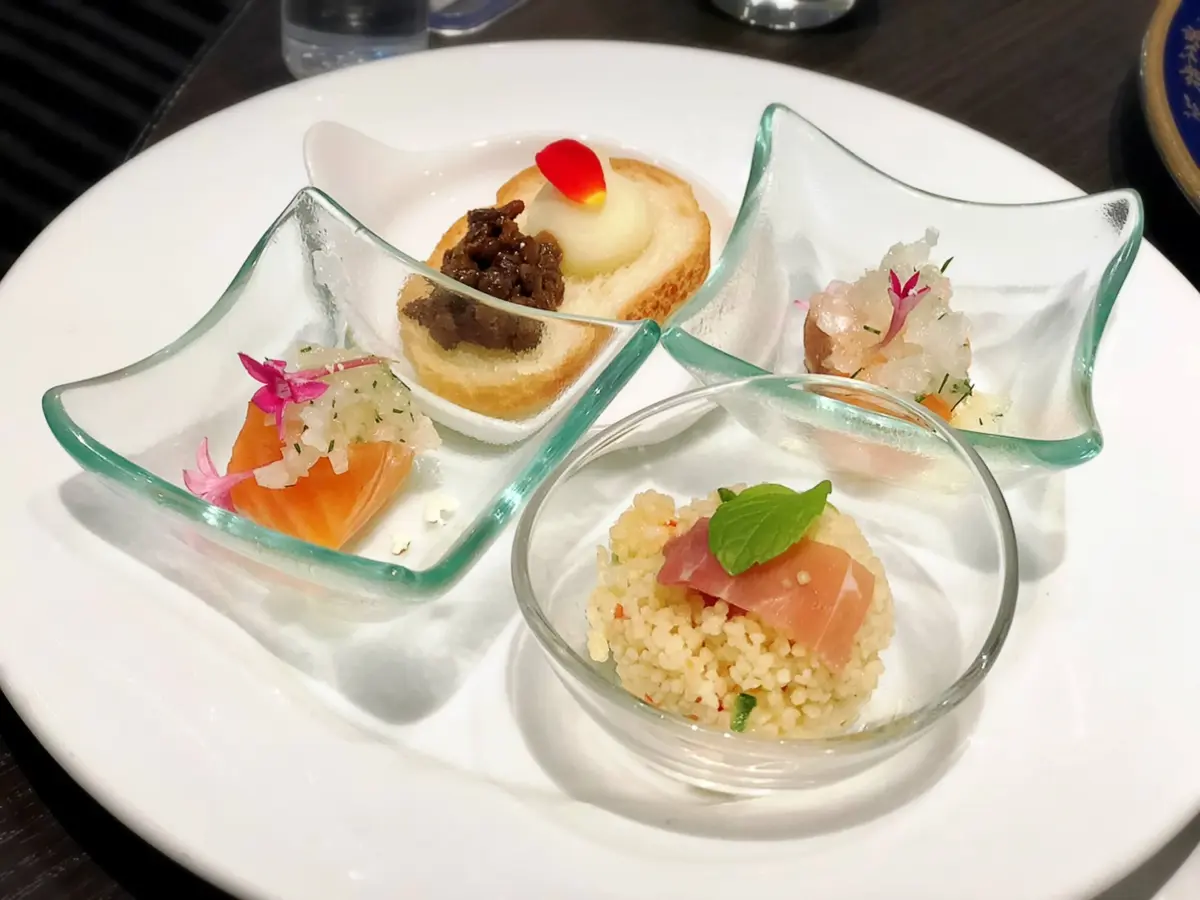 ランチビュッフェ。サーモンと彩りデリの盛り合わせ。