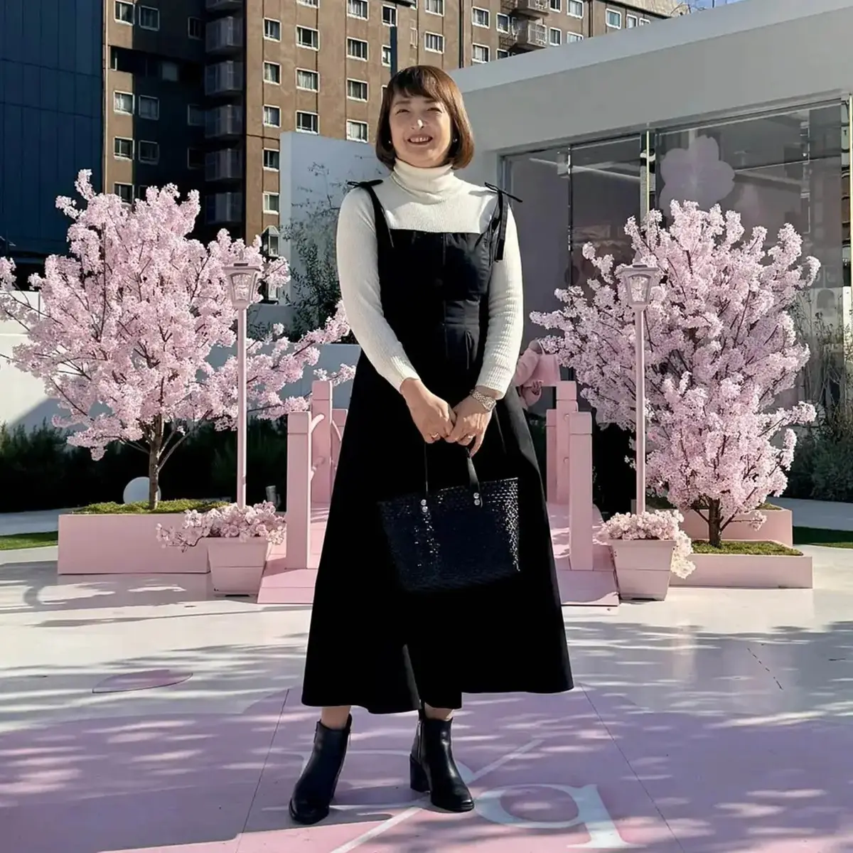 【50代のワンピースコーデ5選】シックにも華やかにも楽しめる！春のお出かけに着たいワンピース