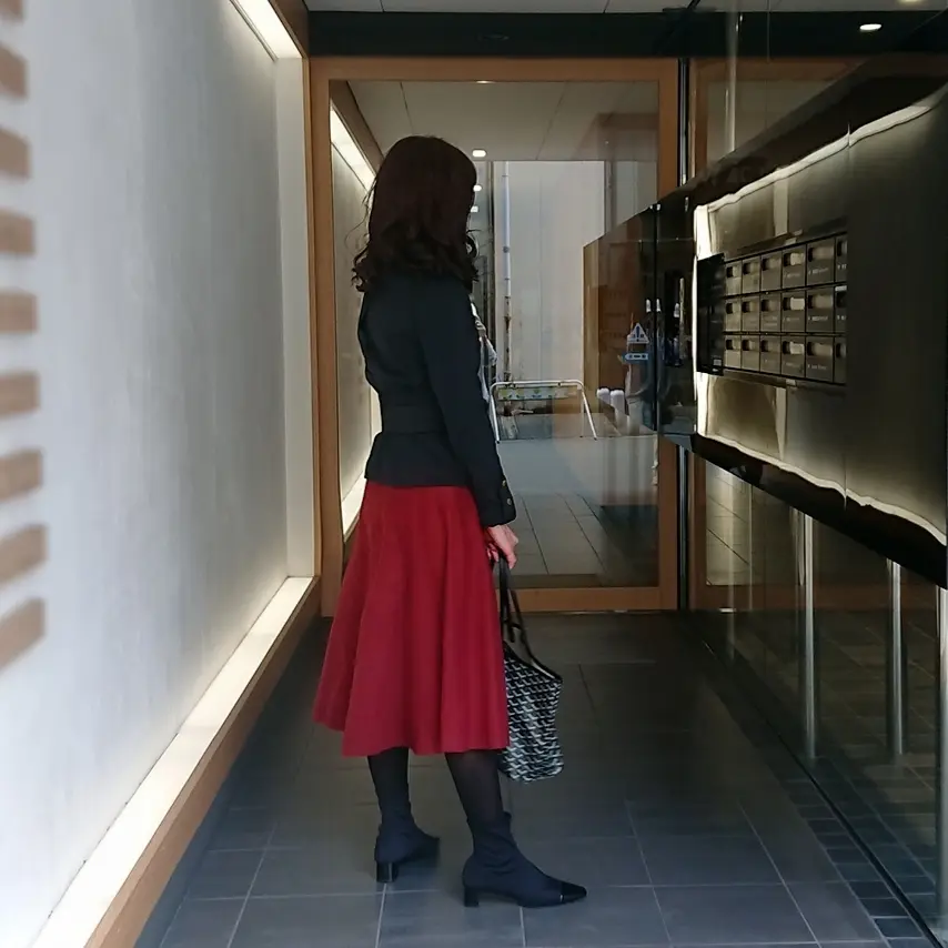 黒ジャケット  オレンジスカート ショートブーツ