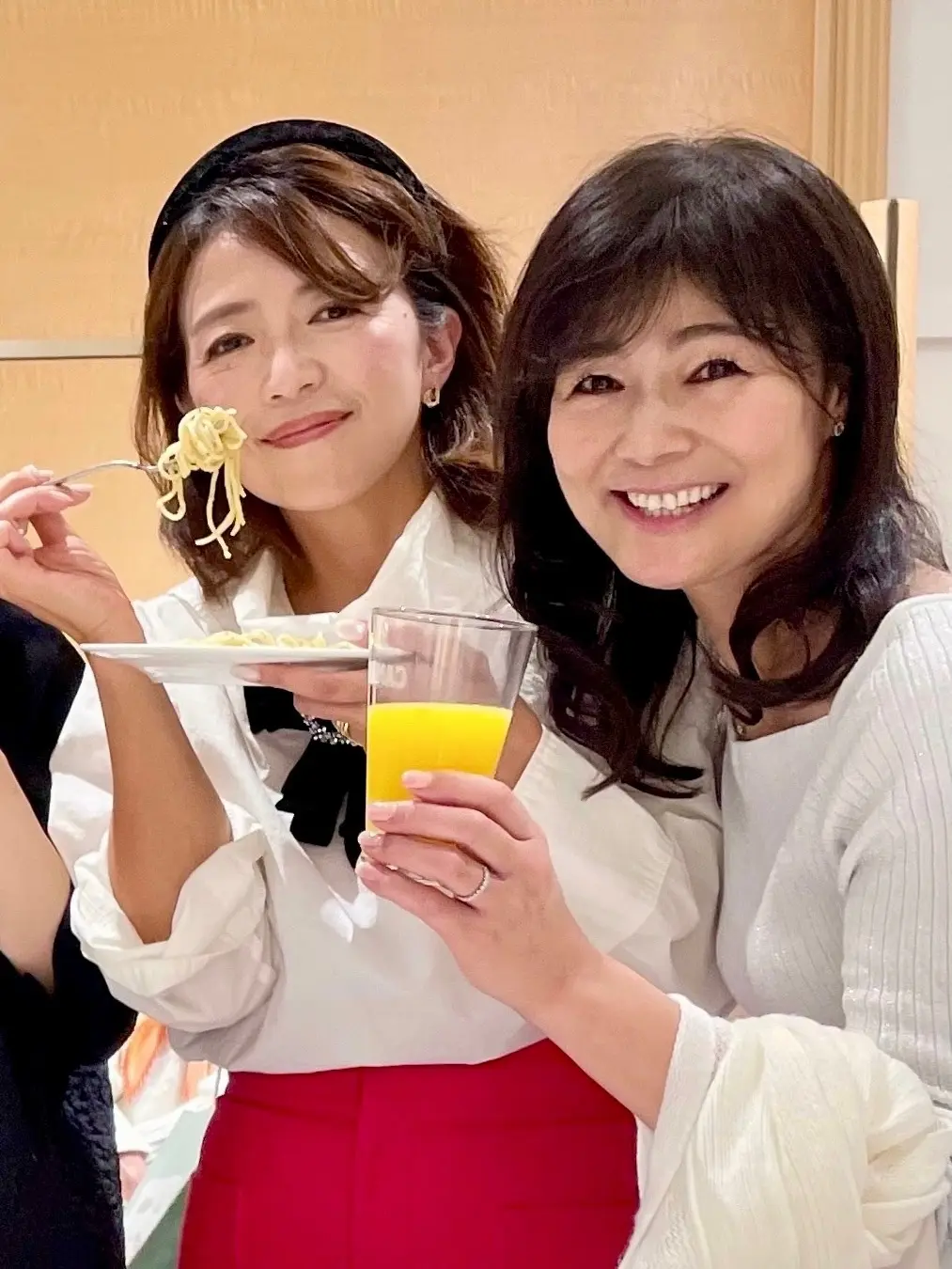 赤、赤スカート、赤ロングスカート、ブラウス、白ブラウス、黒、ブラック、ブラックコーデ、ドレスコード、白ドレスコード、XEX日本橋、イタリアン、イタリア料理、XEX日本橋、イタリアン、イタリア料理、Jマダム、白ロングスカート、タイトスカート、白ロングタイトスカート、白ファーベスト、ファーベスト、ベスト、シャネル、シャネルブローチ、ボブ、ロングボブ、ボブヘア、パーティーヘア、ロングヘア、集合写真、記念写真、個室、貸し切り、舞台、日本橋、三越前、日本橋室町野村ビル、ワイン、ブュッフェ、飲み放題、食べ放題、フリーフロー、パーティー、貸し切りパーティー、立食パーティー、クリスマスパーティー、談笑、シルバー、シルバースカート、ロングスカート、シルバーロングスカート、スカートコーデ、冬服コーデ、冬コーデ、パーティーコーデ、白、ショール、白ショール、シルバーニット、ニット、ニットコーデ、冬コーデ、Jマダム、集合写真、記念写真、個室、貸し切り、舞台、日本橋、三越前、日本橋室町野村ビル、ワイン、ブュッフェ、飲み放題、食べ放題、フリーフロー、パーティー、貸し切りパーティー、立食パーティー、クリスマスパーティー、白ヒール、パンプス、ヒール、パンプス、白パンプス、